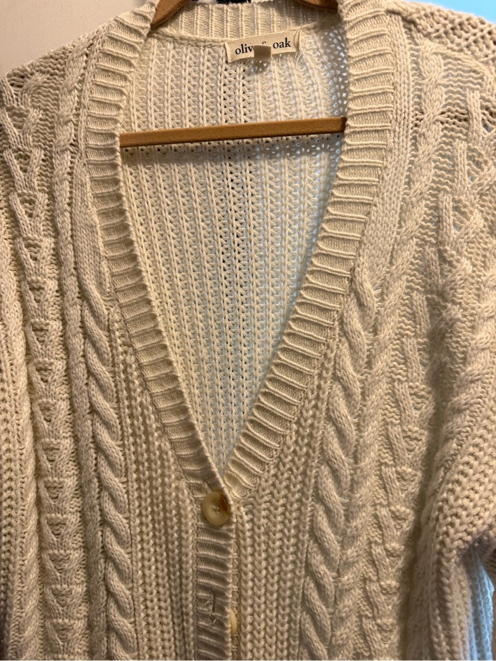 Olive & Oak Ivory Cable Knit V-Neck Button Cardigan. New. Stunning